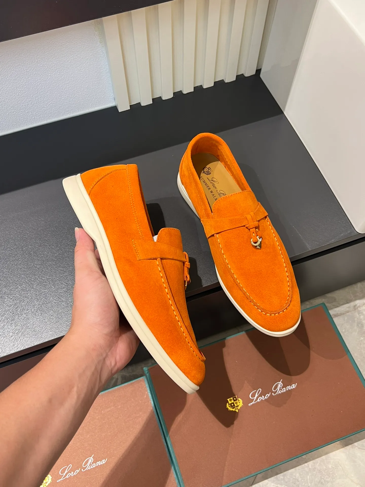 Men's shoes 💰p360 "Loro men's shoes 💰pian'*" Classic L men's shoes for couples 💰p Top version British flat loafers, a must-have item in old money style, the minimalist design is eye-catching and durable, a plus point for dressing The soft foot feel and texture are outstanding. They don’t scratch your feet and are very nice. They are matched with soft and waxy soles. They can be worn daily for a long time without getting tired. They are easy to wear, versatile and classic items, with perfect foot feel and texture! Imported cashmere fabric, the lining is made of imported A-grade water-dyed cow lining, the top version of the genuine leather midsole is sewn with pure handmade mark thread! Size: Female 35-40 (34. Customized) Male 38-44 (45.46. Customized)